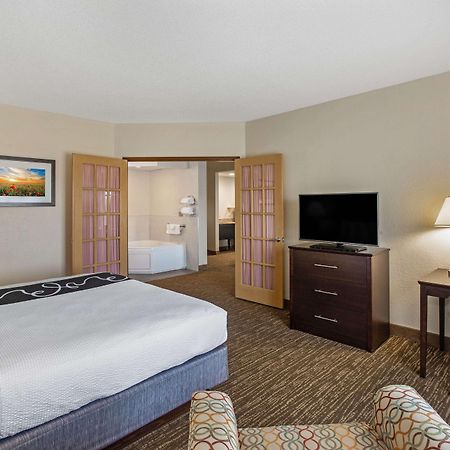 Comfort Inn & Suites Sarasota I75 The Meadows Exterior photo