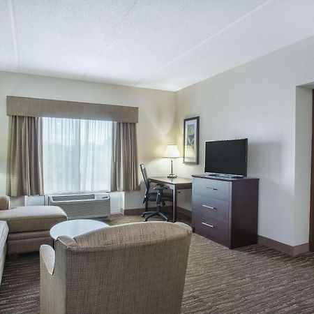 Comfort Inn & Suites Sarasota I75 The Meadows Exterior photo