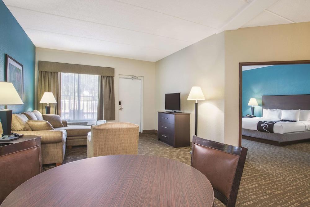 Comfort Inn & Suites Sarasota I75 The Meadows Exterior photo