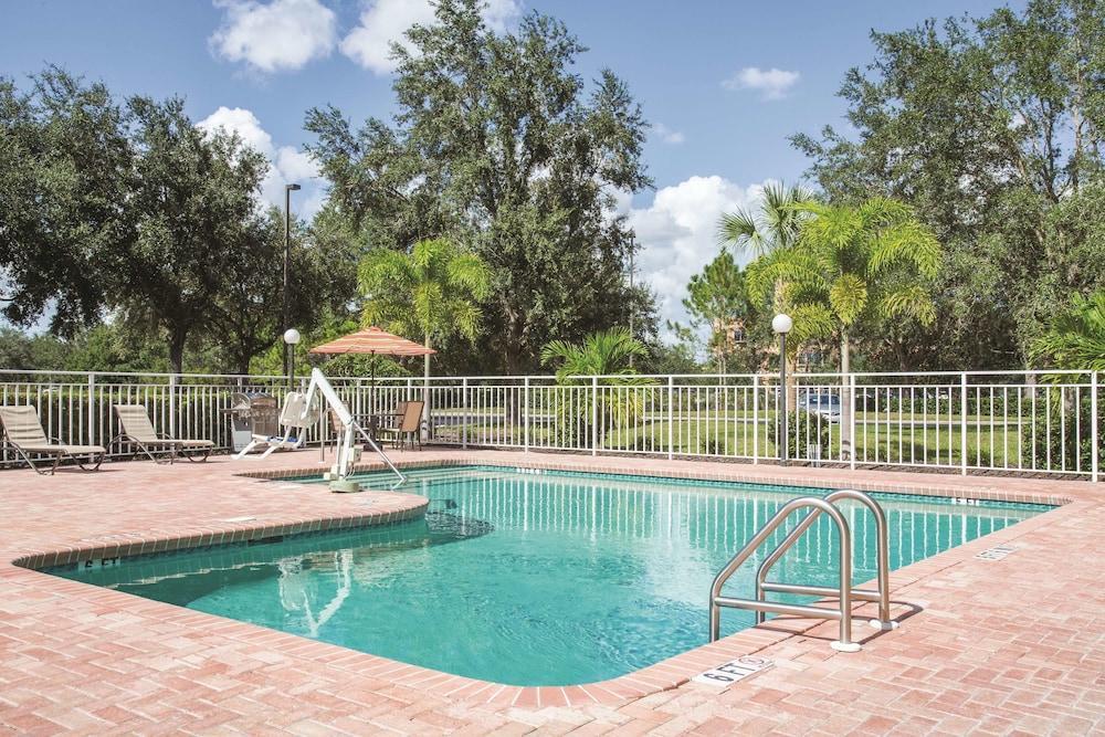 Comfort Inn & Suites Sarasota I75 The Meadows Exterior photo