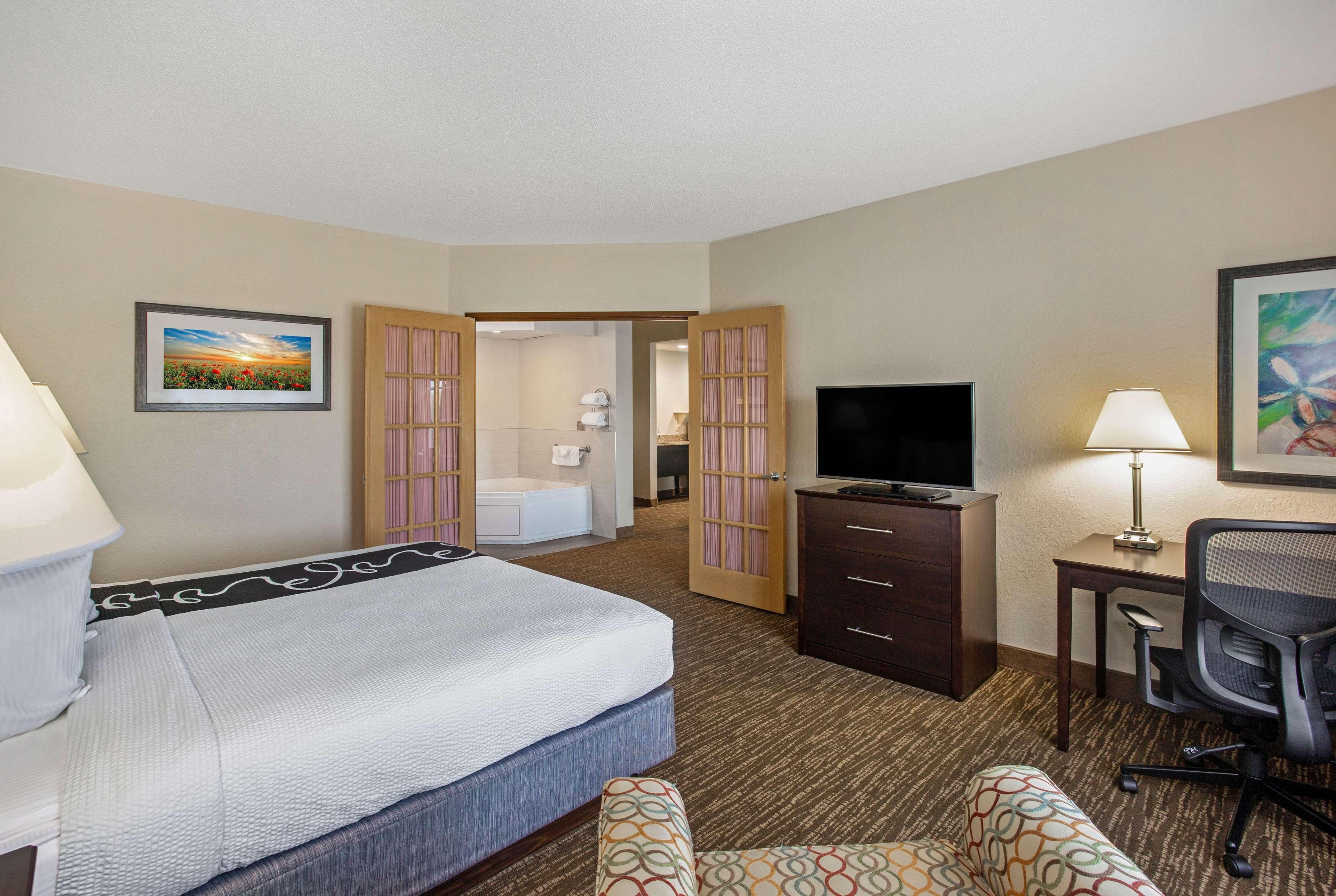 Comfort Inn & Suites Sarasota I75 The Meadows Exterior photo