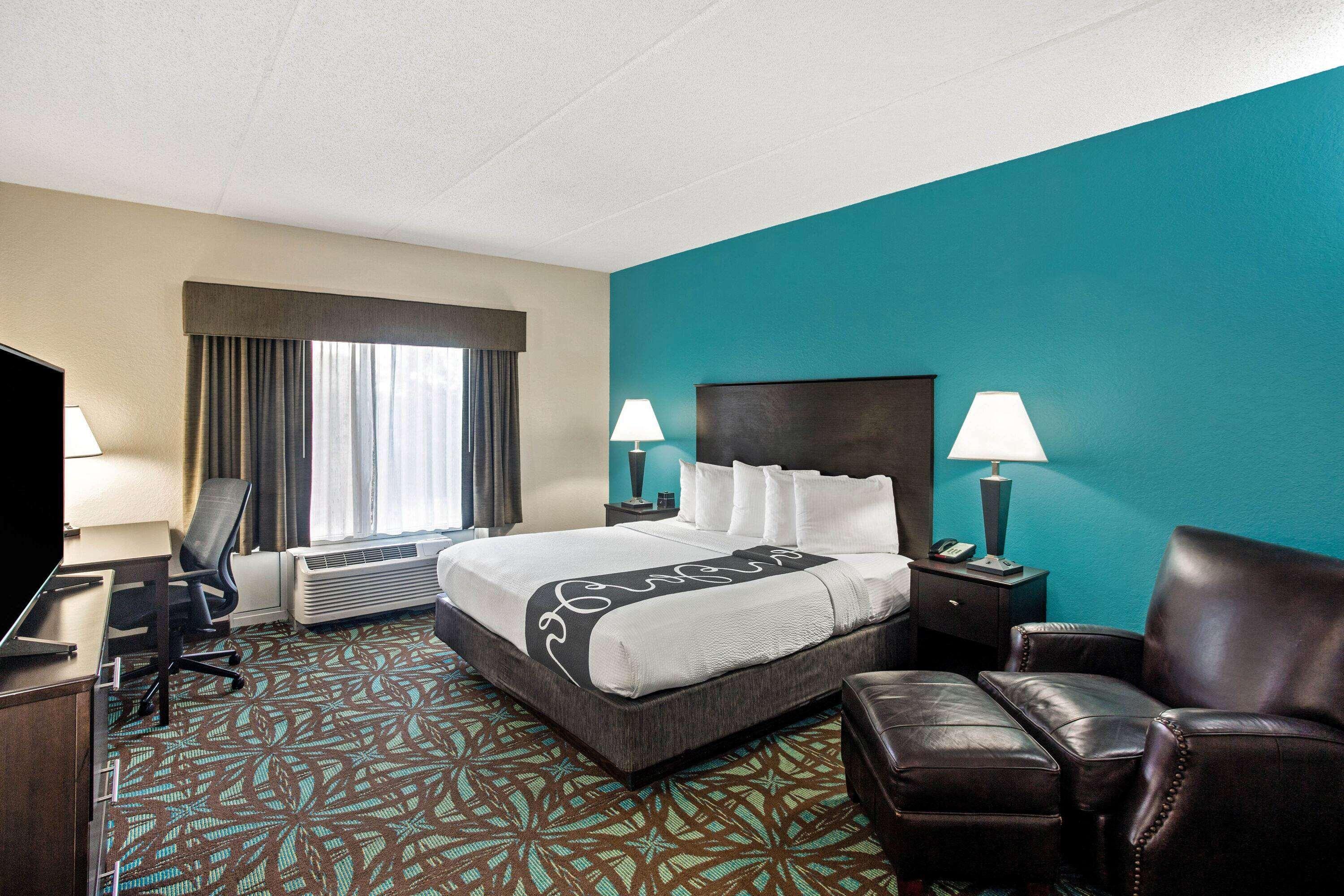 Comfort Inn & Suites Sarasota I75 The Meadows Exterior photo
