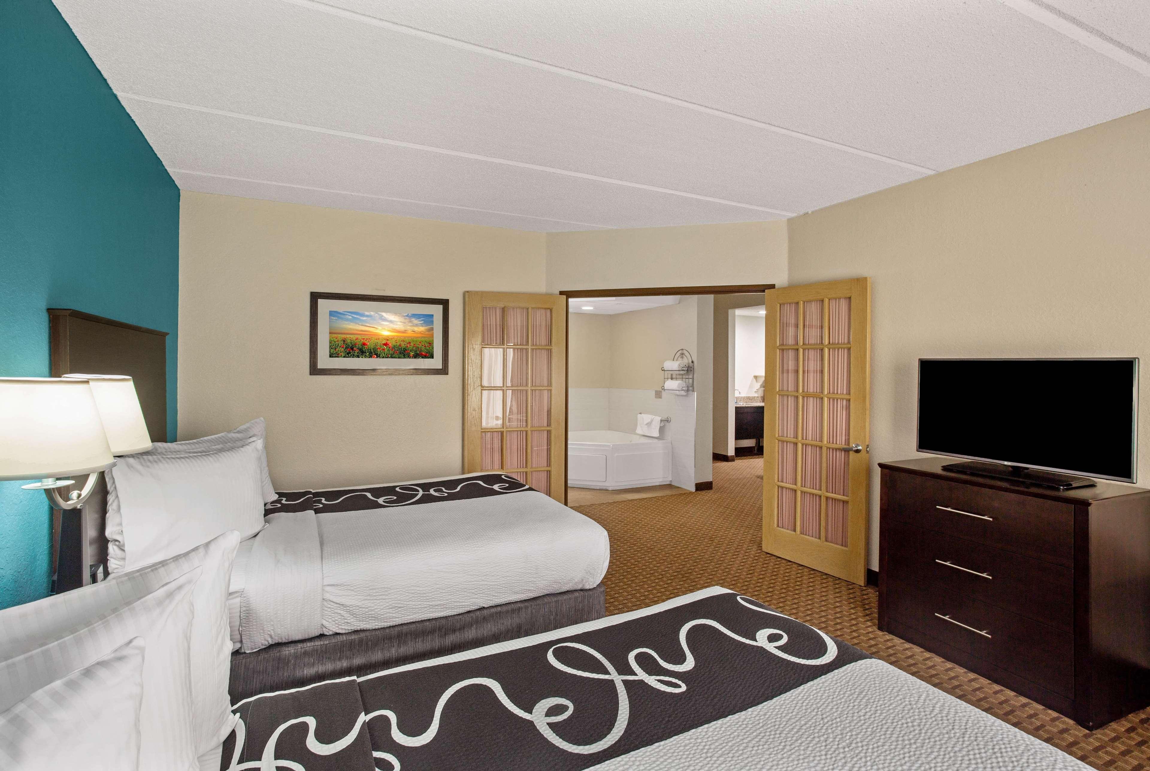 Comfort Inn & Suites Sarasota I75 The Meadows Exterior photo