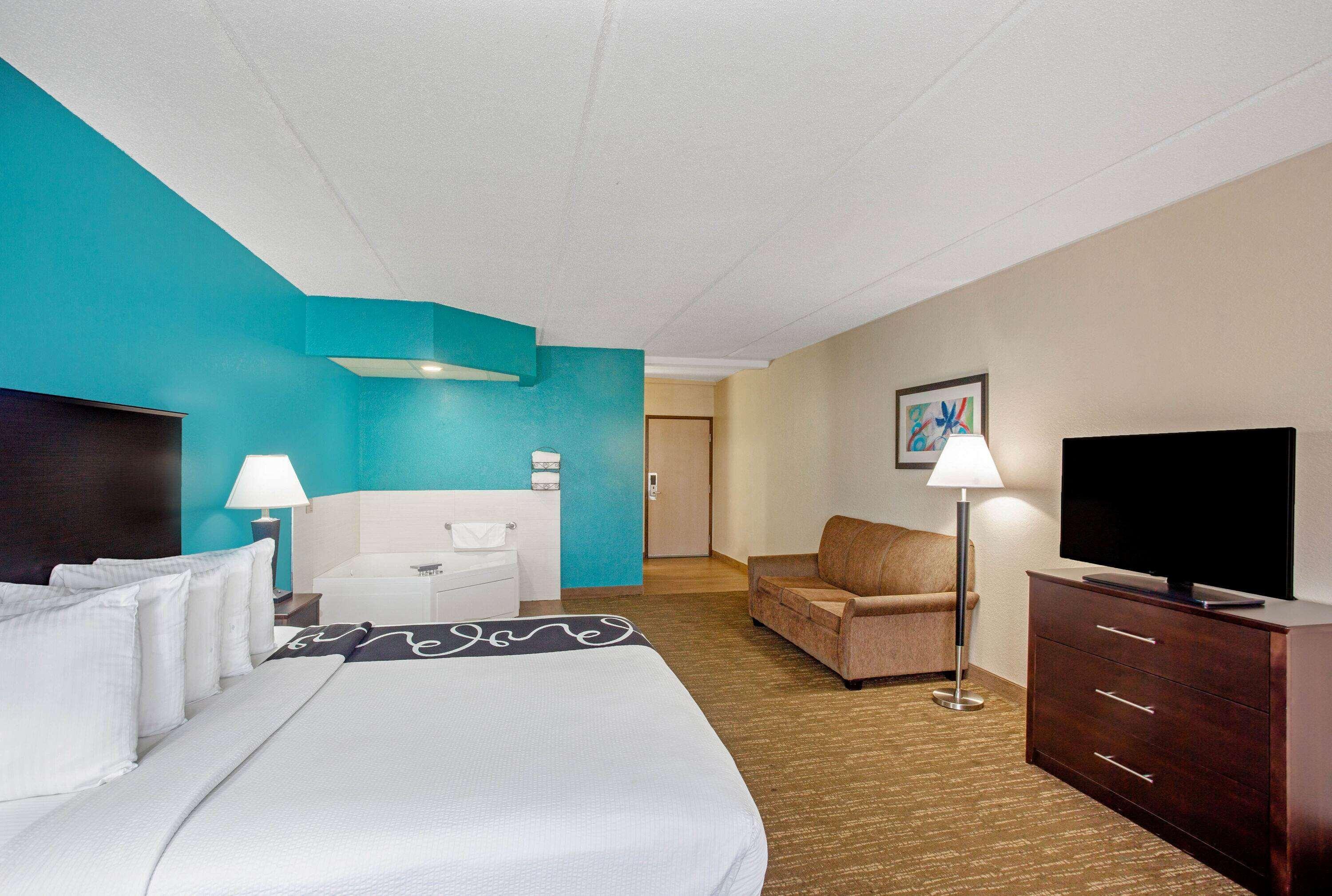 Comfort Inn & Suites Sarasota I75 The Meadows Exterior photo