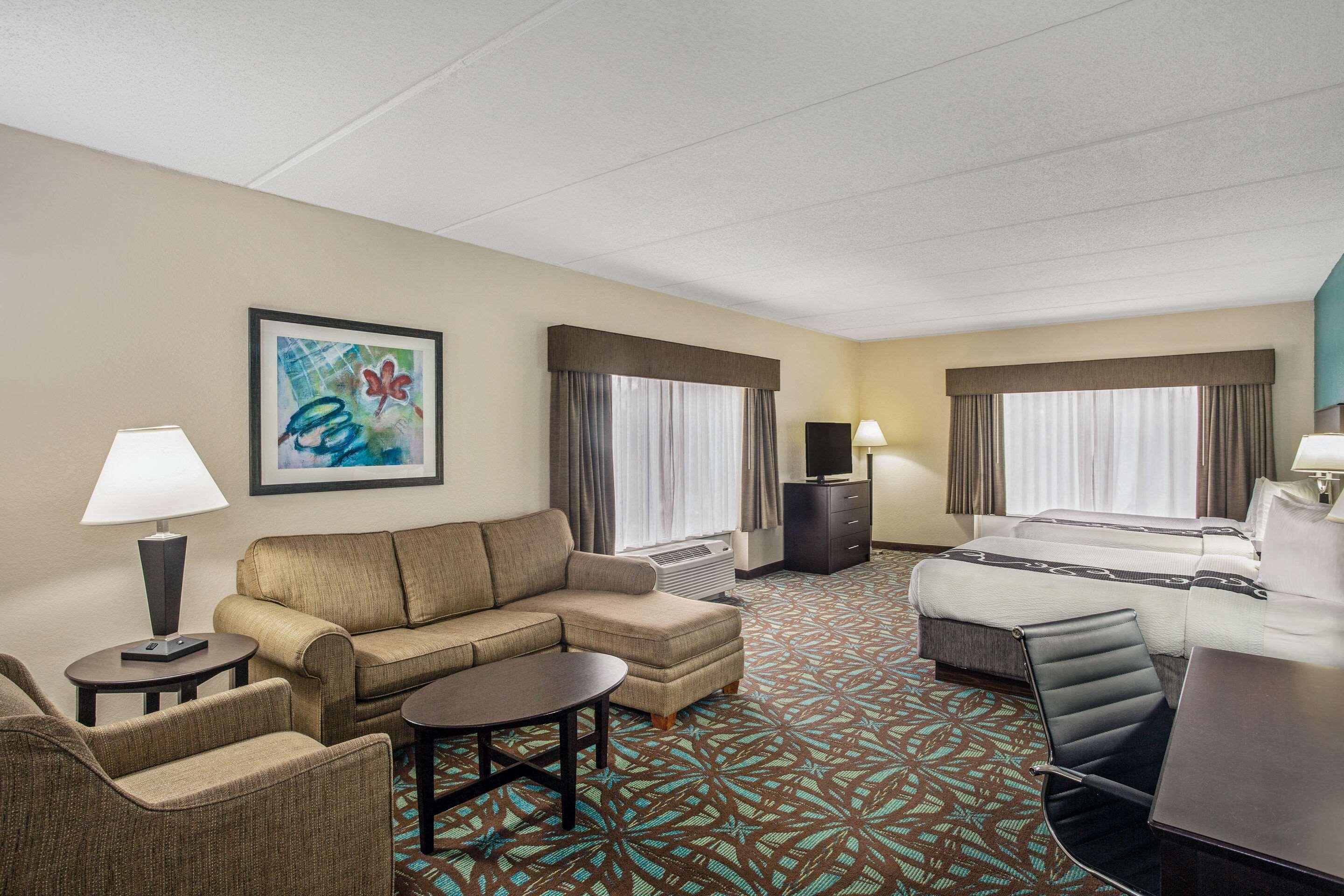 Comfort Inn & Suites Sarasota I75 The Meadows Exterior photo