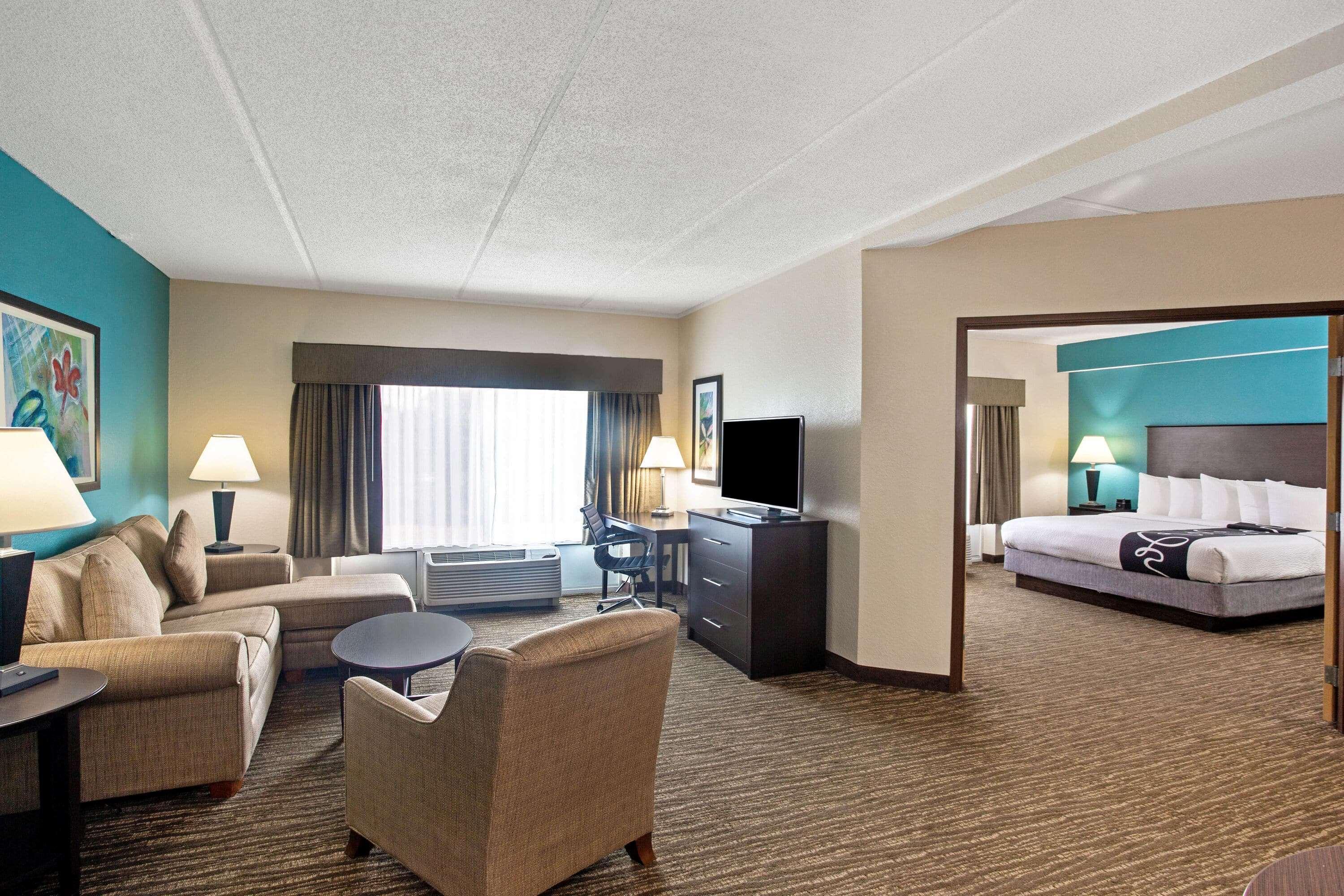 Comfort Inn & Suites Sarasota I75 The Meadows Exterior photo