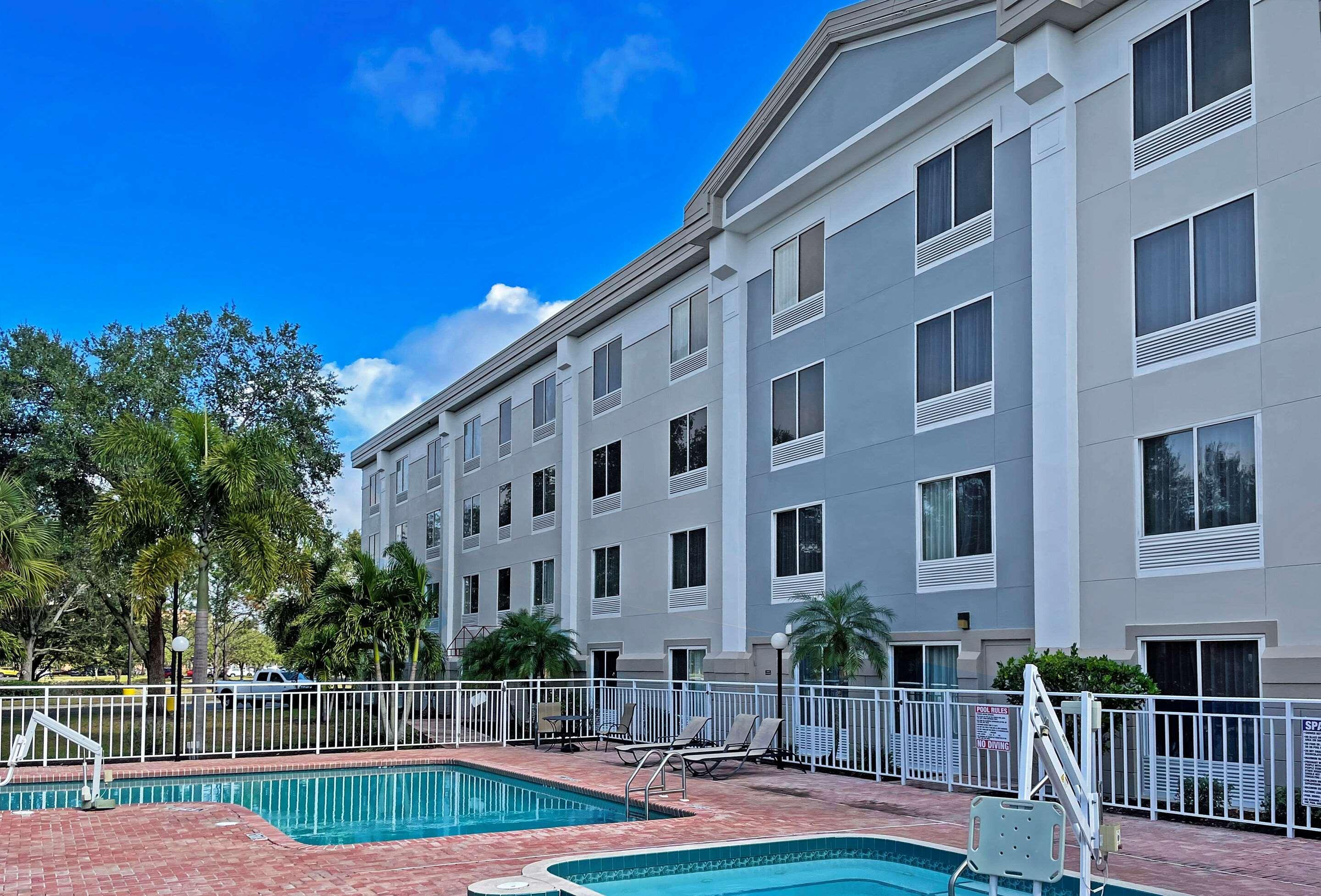 Comfort Inn & Suites Sarasota I75 The Meadows Exterior photo
