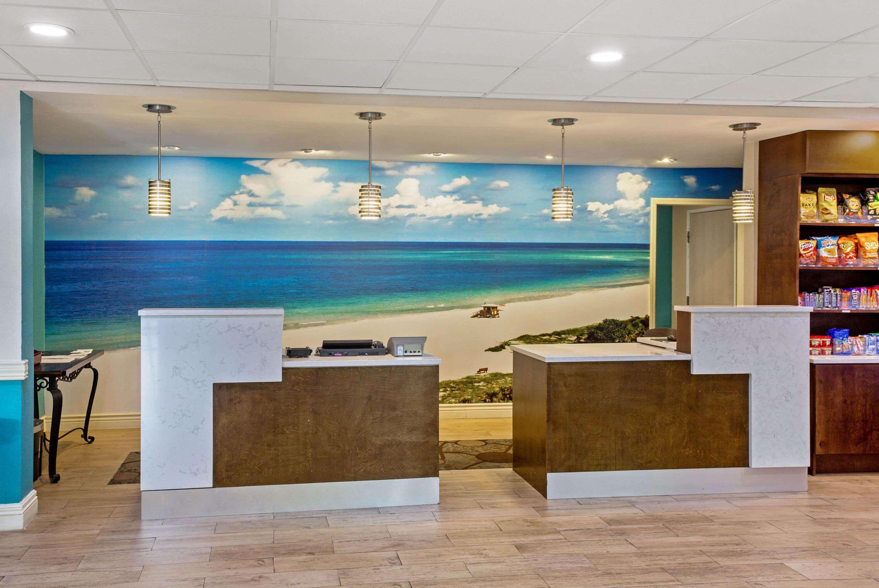 Comfort Inn & Suites Sarasota I75 The Meadows Exterior photo