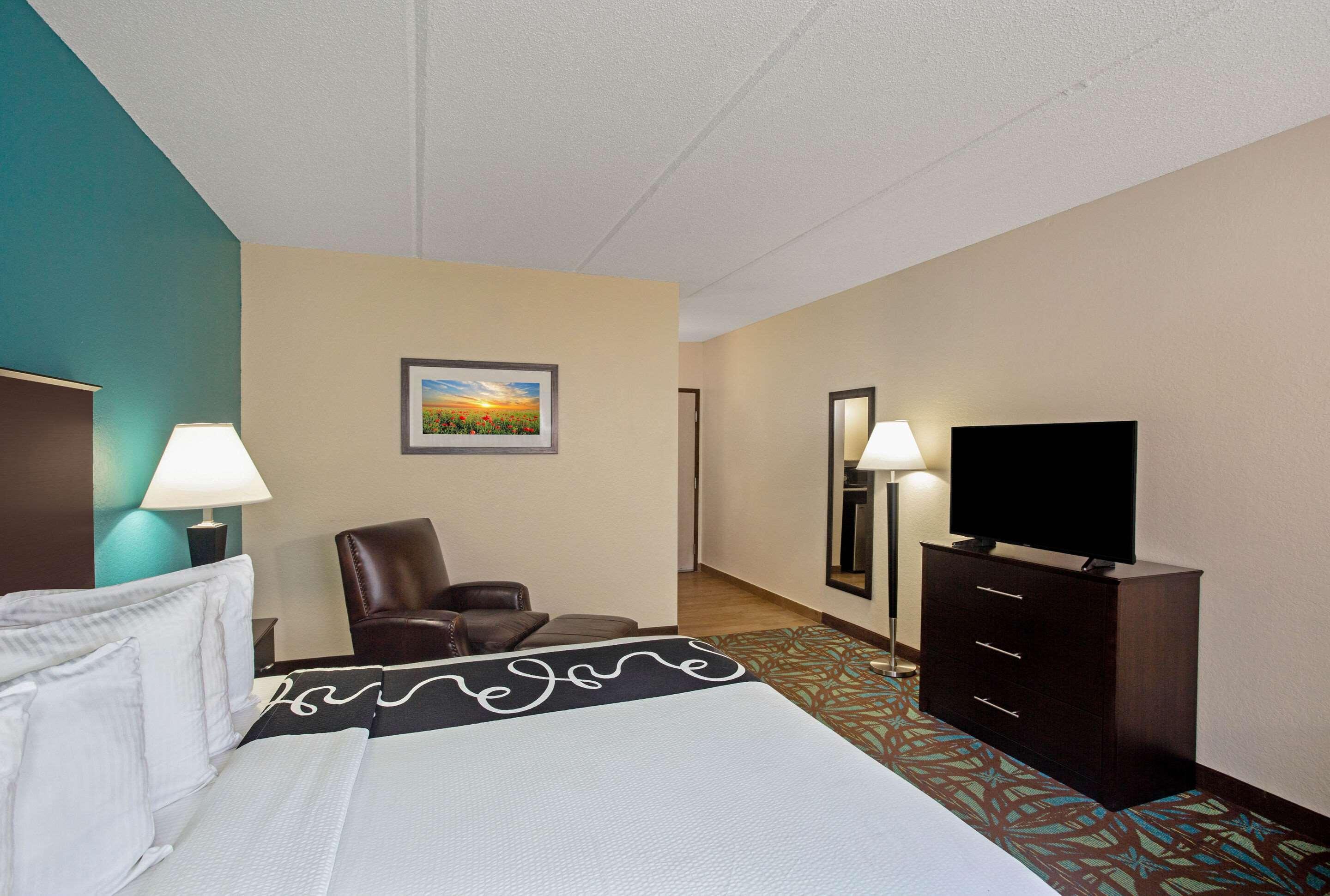 Comfort Inn & Suites Sarasota I75 The Meadows Exterior photo
