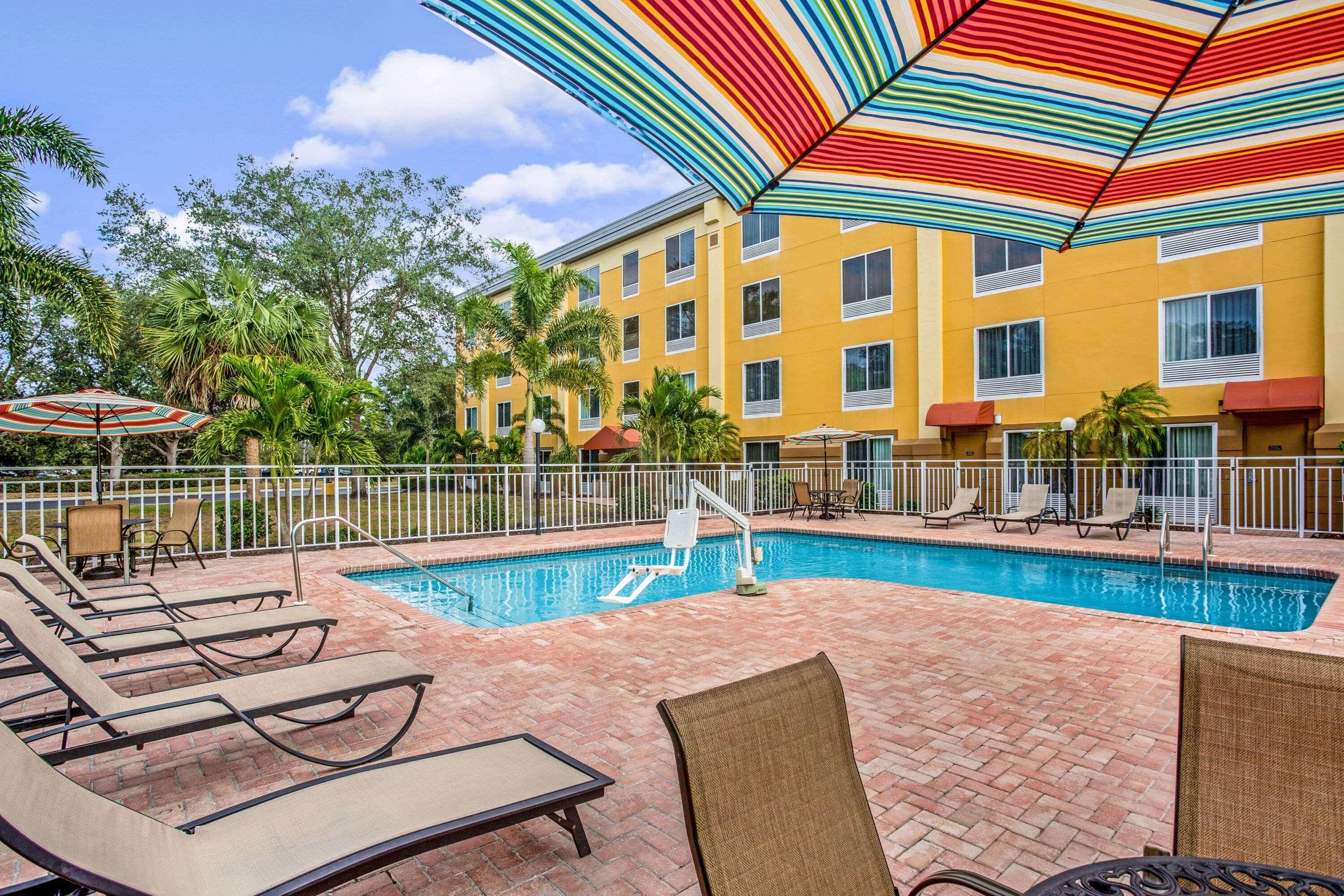 Comfort Inn & Suites Sarasota I75 The Meadows Exterior photo