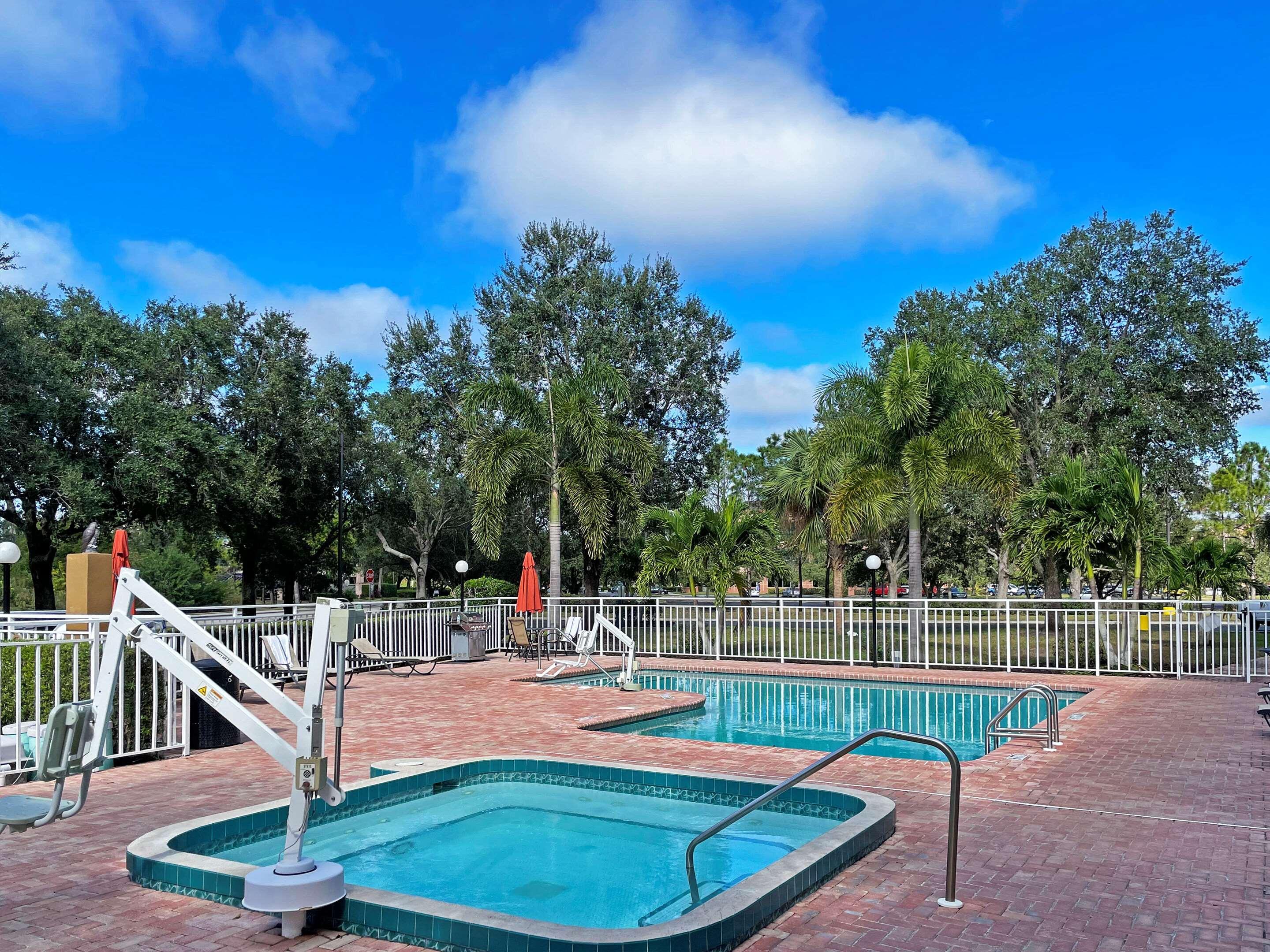 Comfort Inn & Suites Sarasota I75 The Meadows Exterior photo