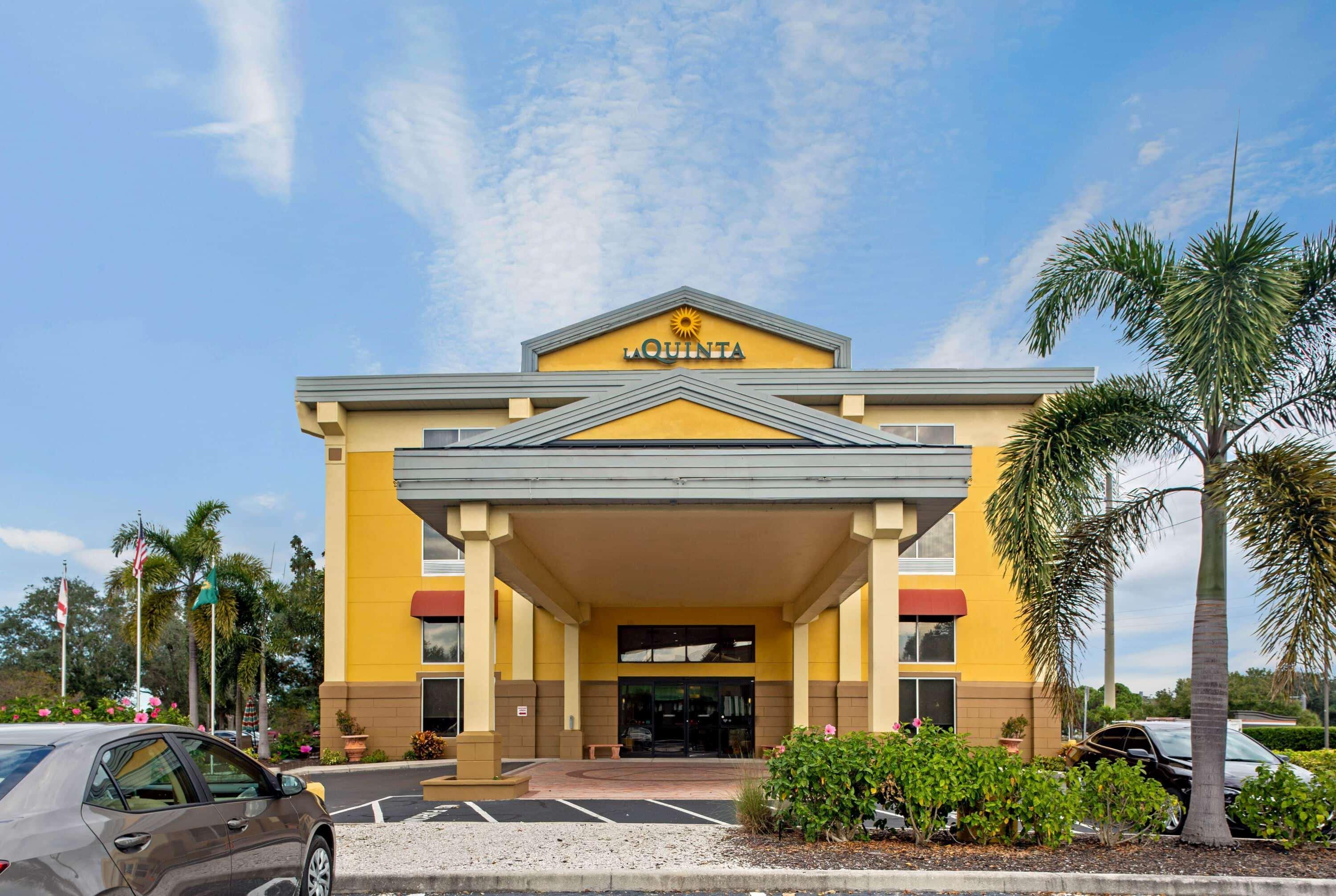 Comfort Inn & Suites Sarasota I75 The Meadows Exterior photo