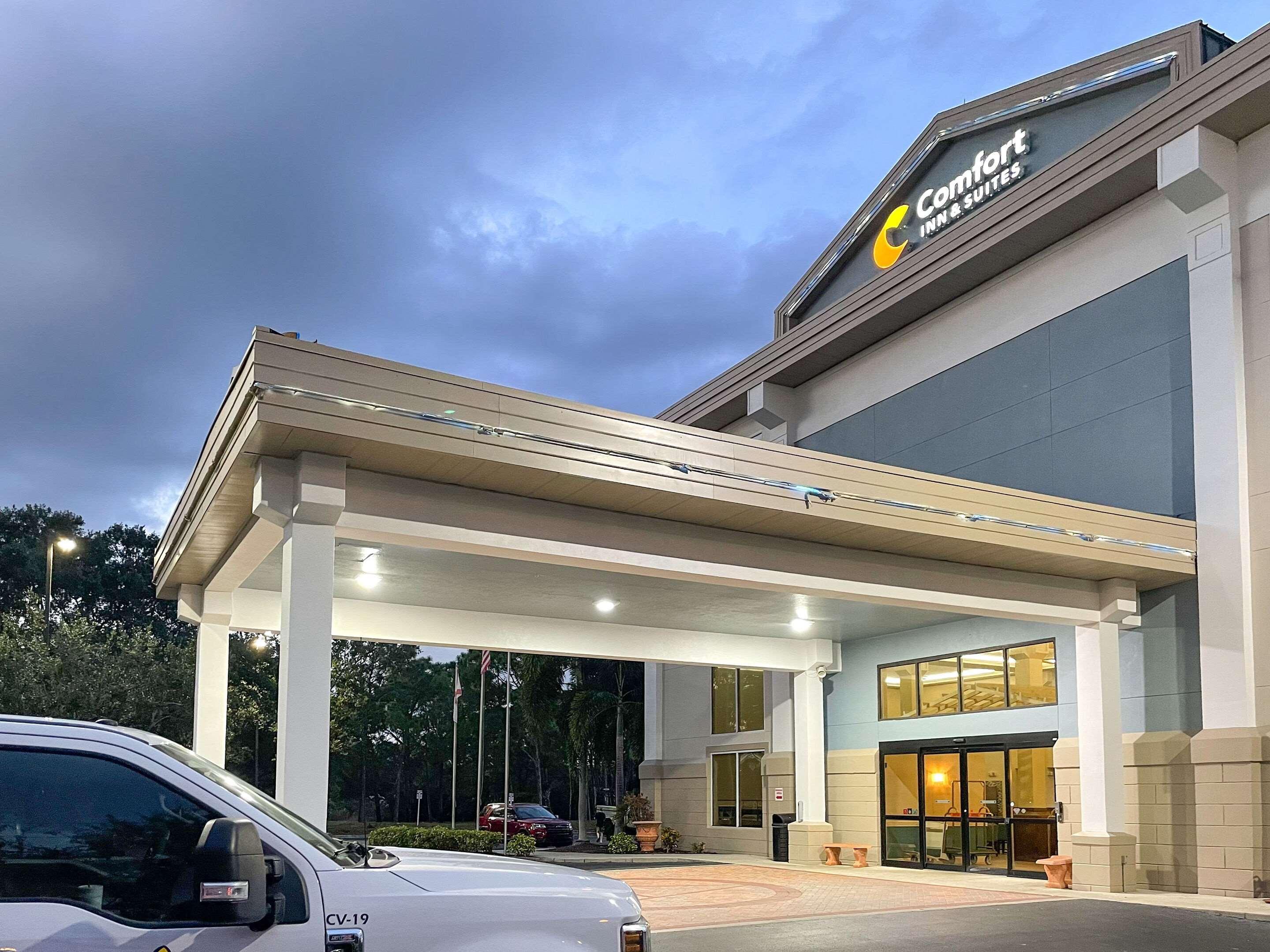 Comfort Inn & Suites Sarasota I75 The Meadows Exterior photo