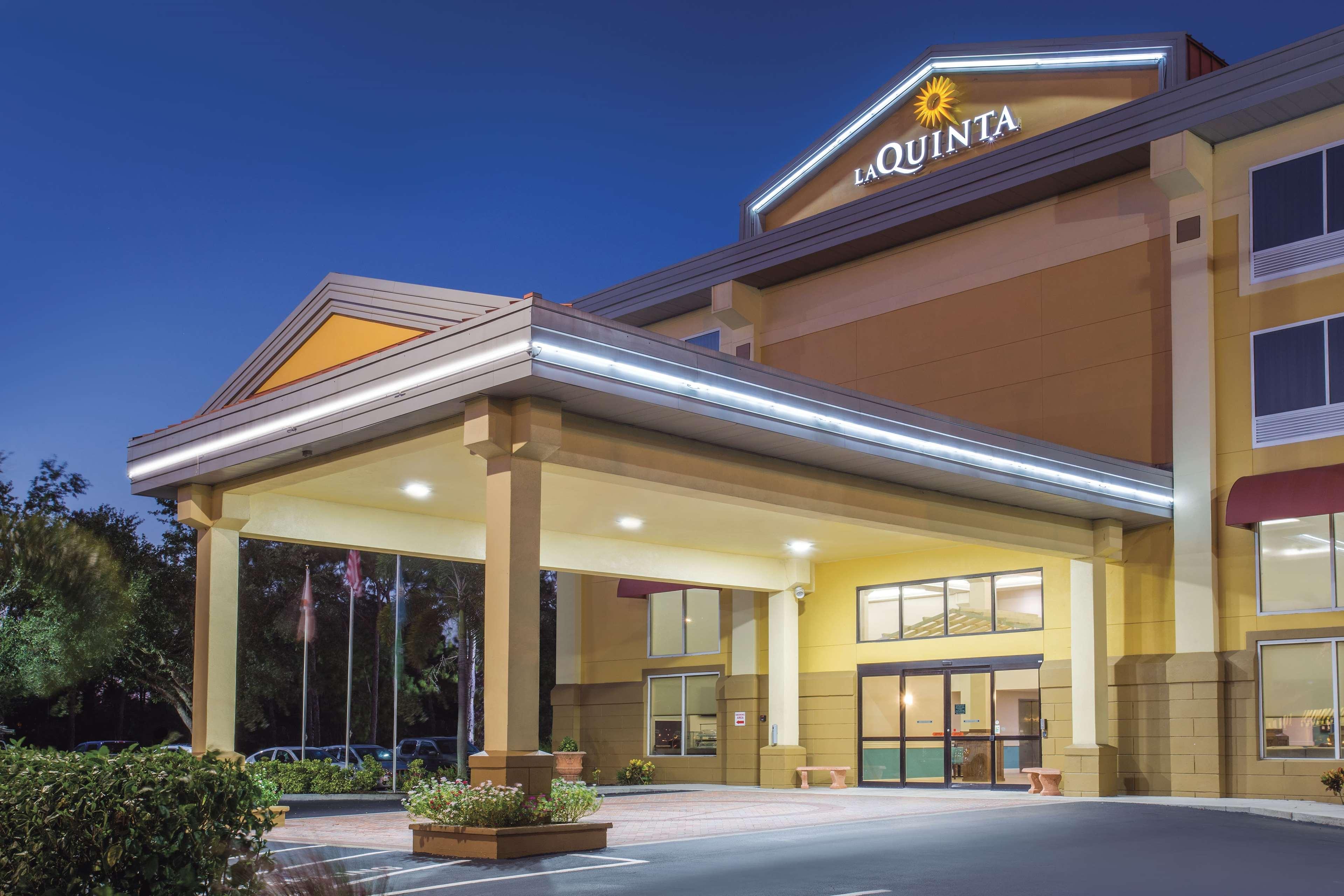 Comfort Inn & Suites Sarasota I75 The Meadows Exterior photo