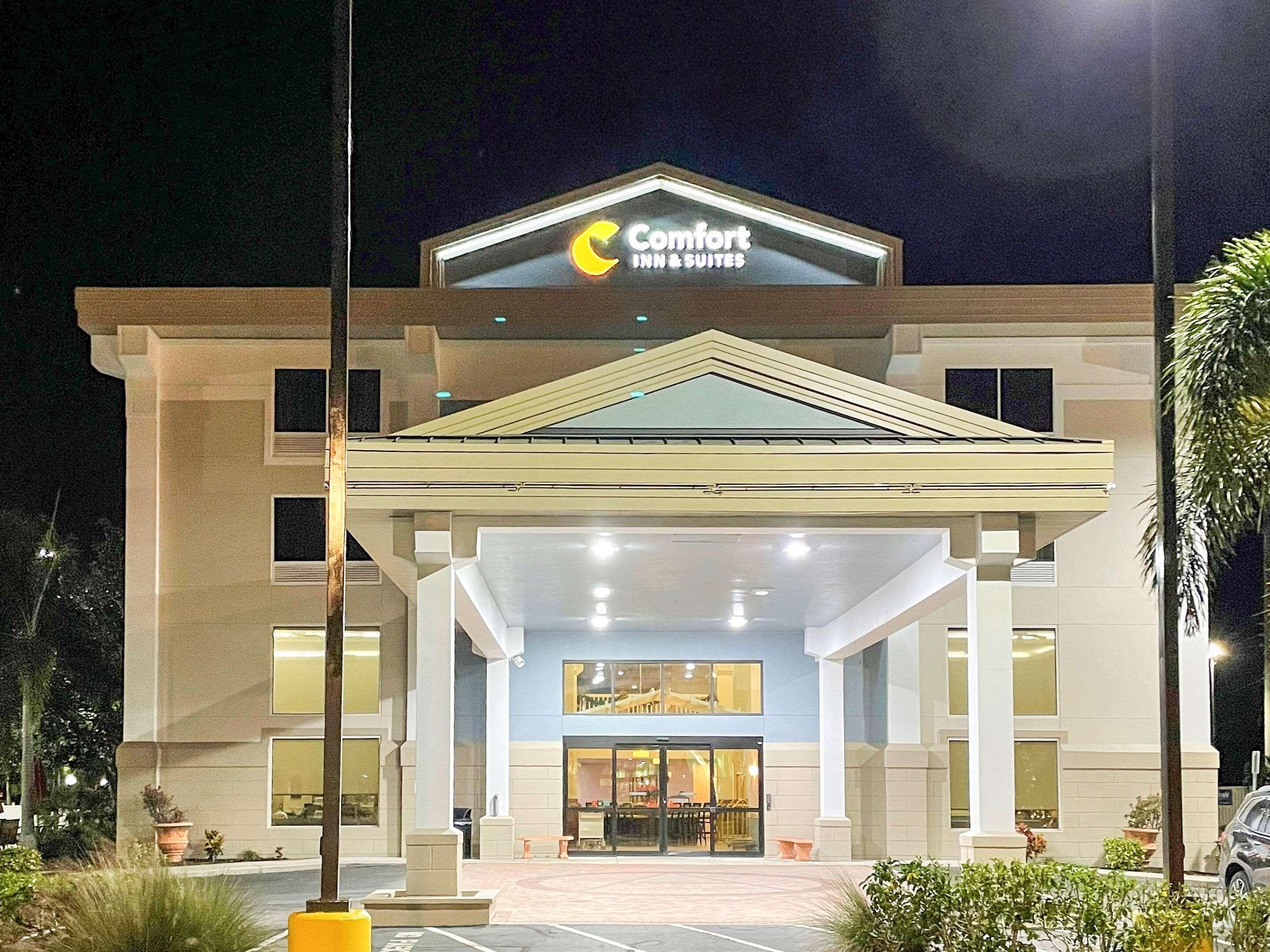 Comfort Inn & Suites Sarasota I75 The Meadows Exterior photo