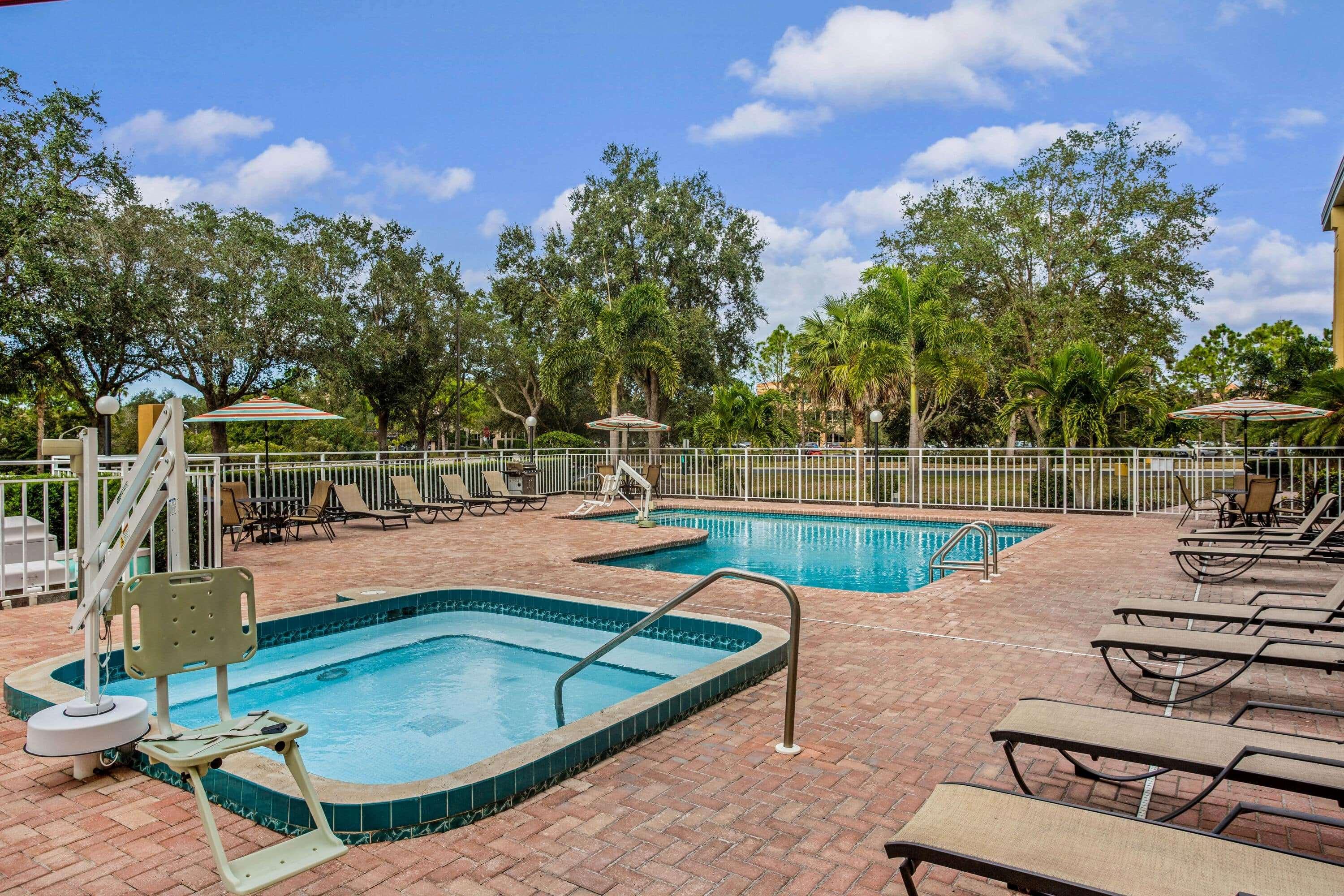 Comfort Inn & Suites Sarasota I75 The Meadows Exterior photo