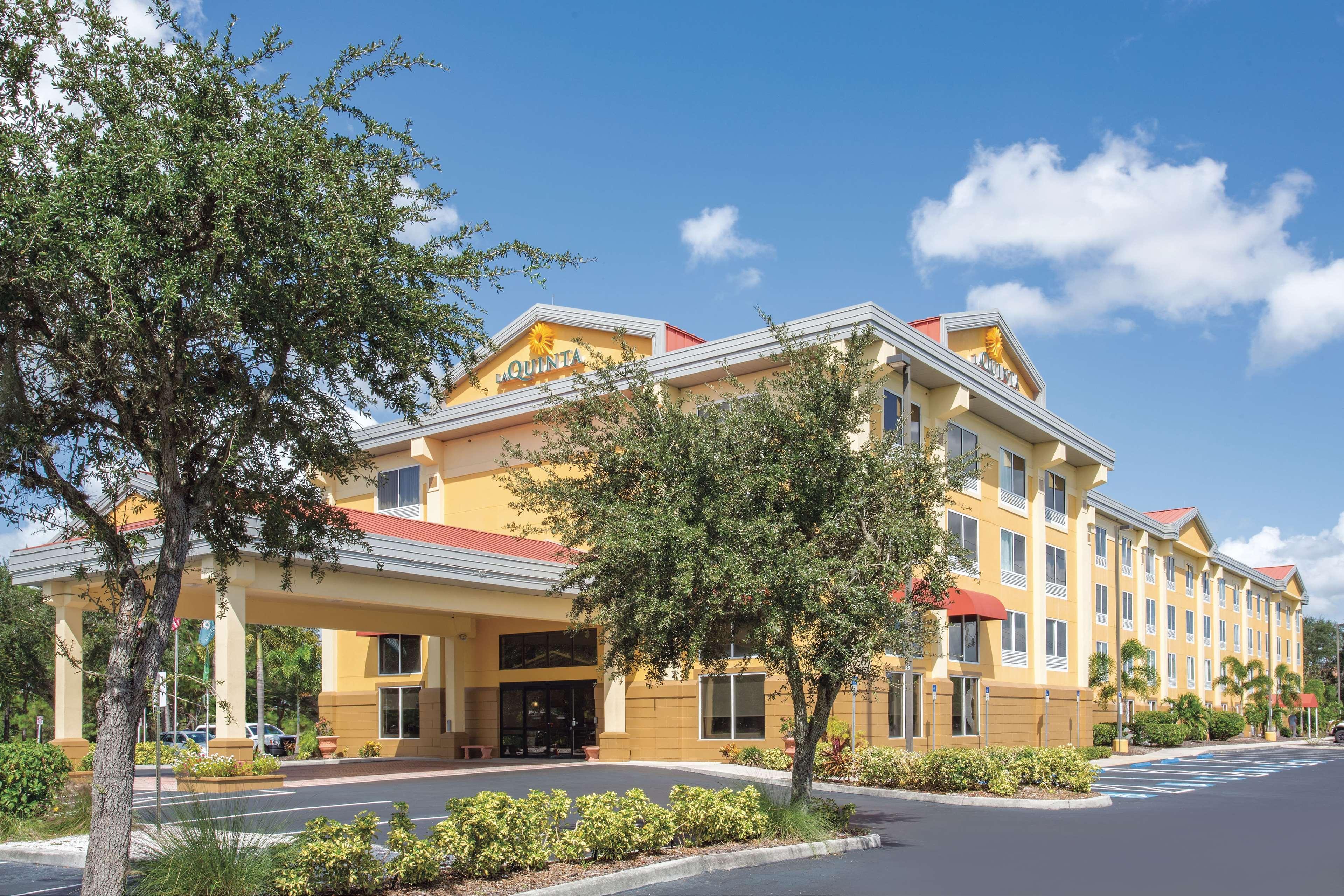 Comfort Inn & Suites Sarasota I75 The Meadows Exterior photo