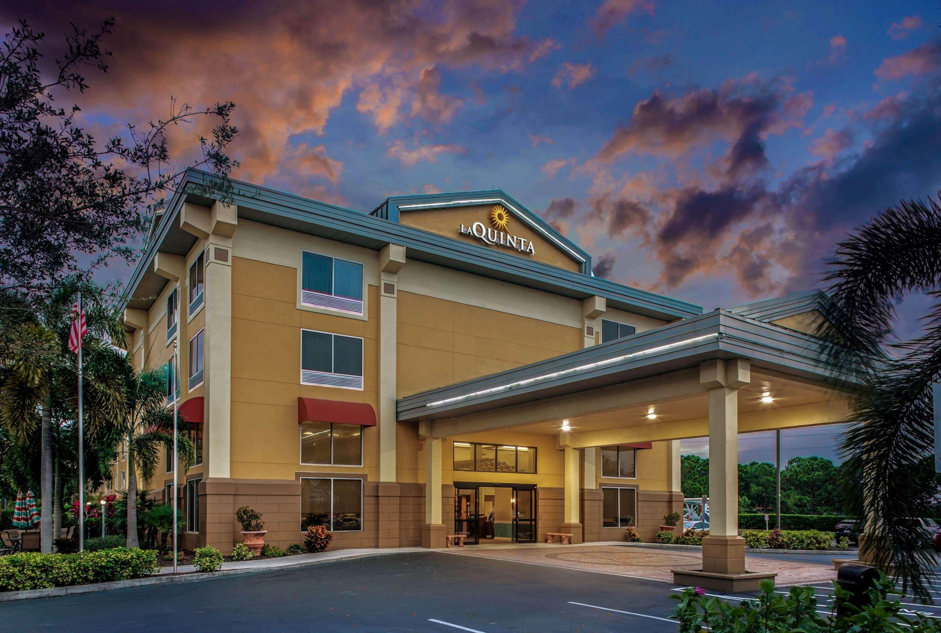 Comfort Inn & Suites Sarasota I75 The Meadows Exterior photo