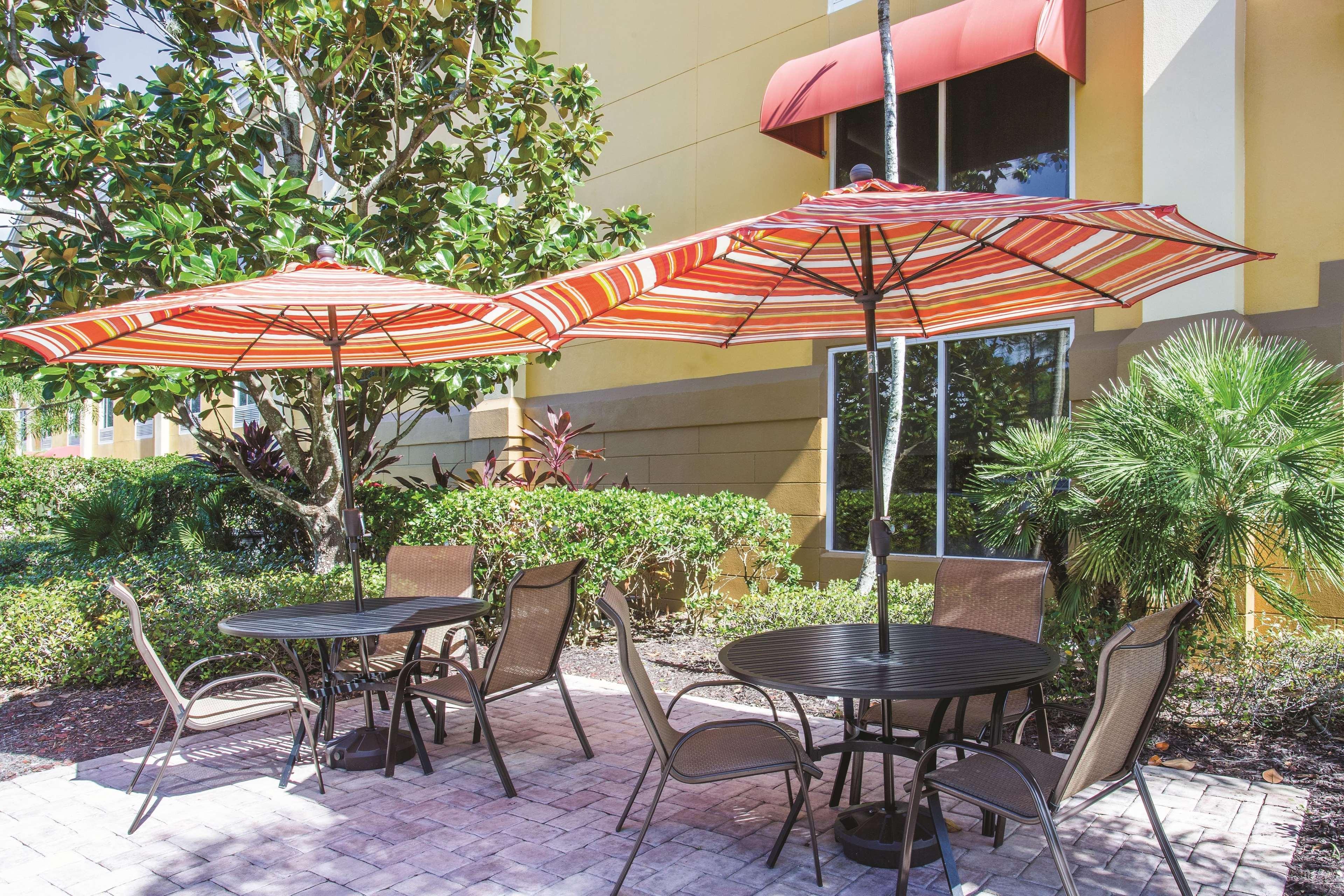 Comfort Inn & Suites Sarasota I75 The Meadows Exterior photo