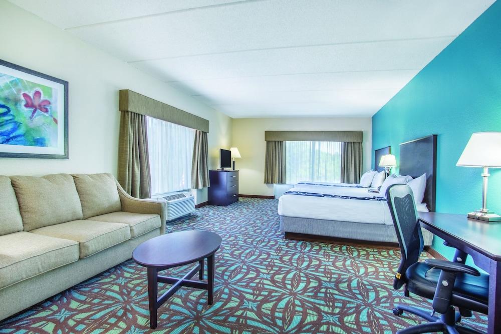 Comfort Inn & Suites Sarasota I75 The Meadows Exterior photo