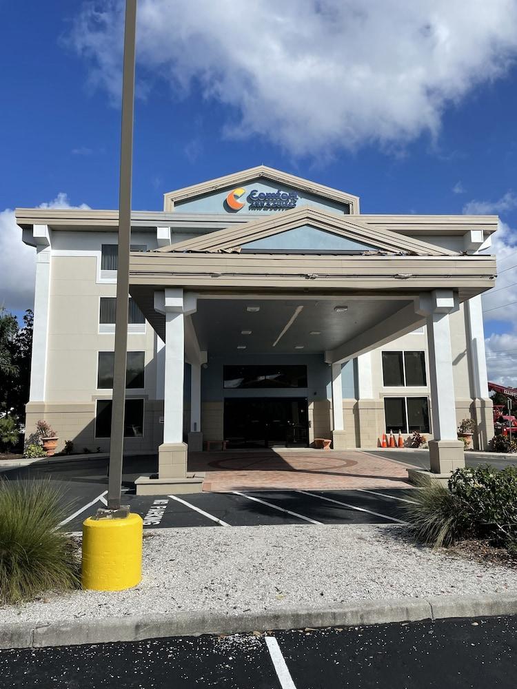 Comfort Inn & Suites Sarasota I75 The Meadows Exterior photo