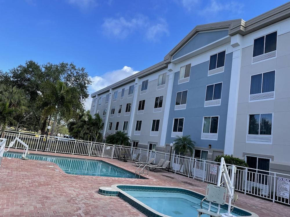 Comfort Inn & Suites Sarasota I75 The Meadows Exterior photo