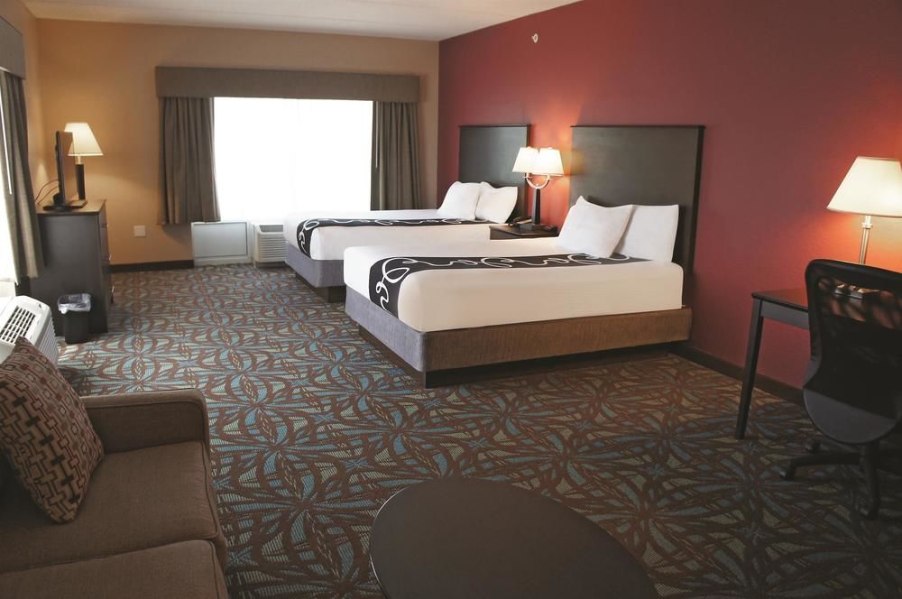 Comfort Inn & Suites Sarasota I75 The Meadows Exterior photo