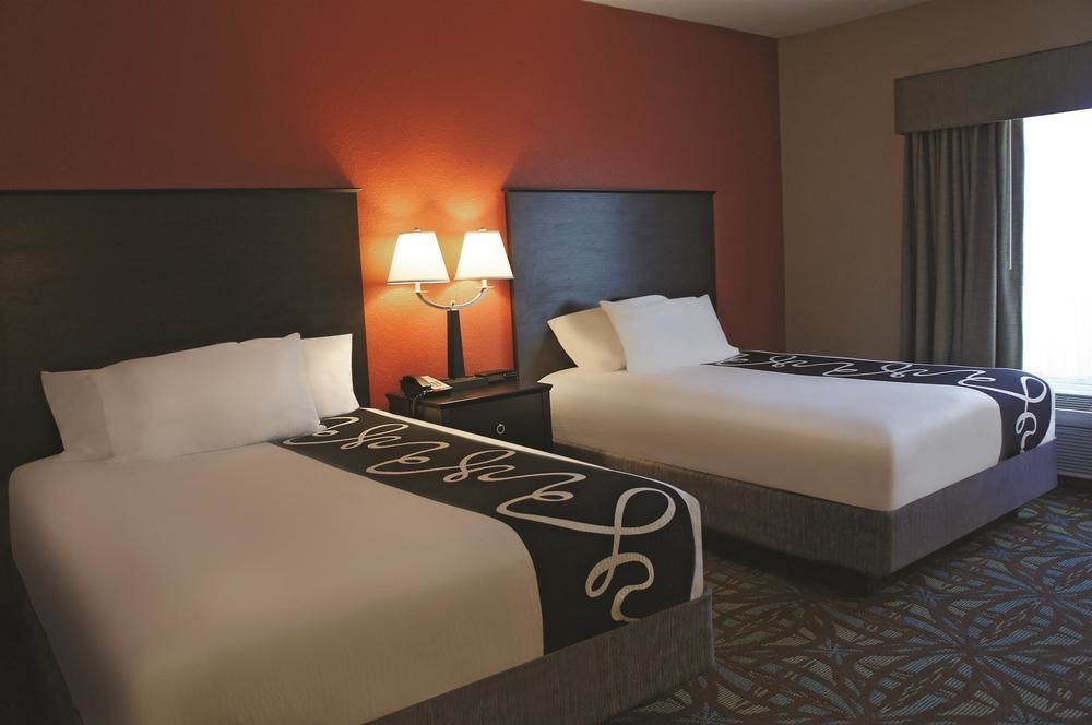 Comfort Inn & Suites Sarasota I75 The Meadows Exterior photo