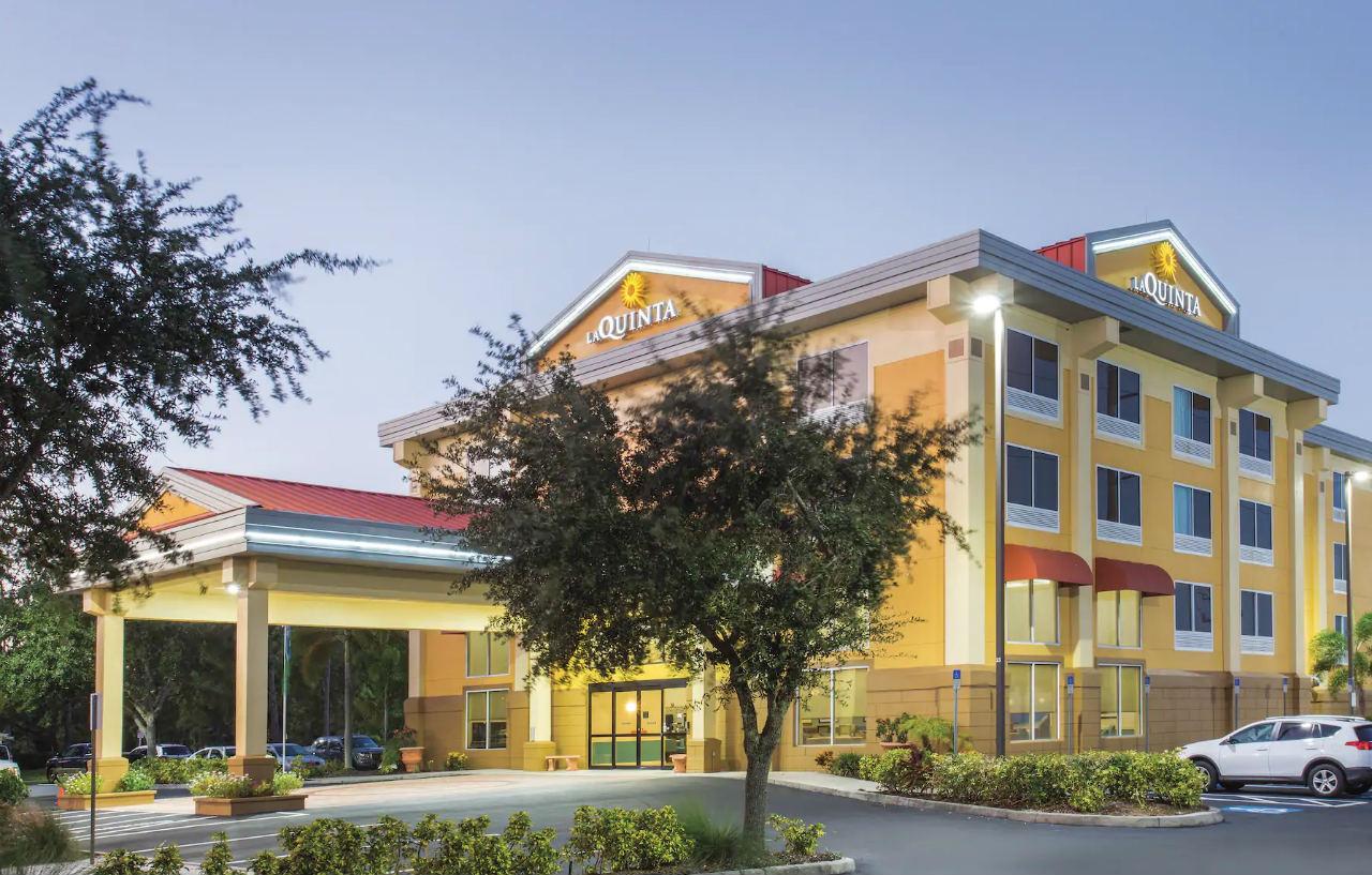 Comfort Inn & Suites Sarasota I75 The Meadows Exterior photo