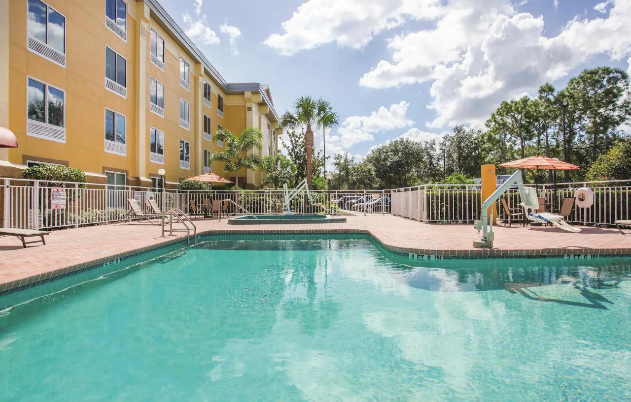 Comfort Inn & Suites Sarasota I75 The Meadows Exterior photo
