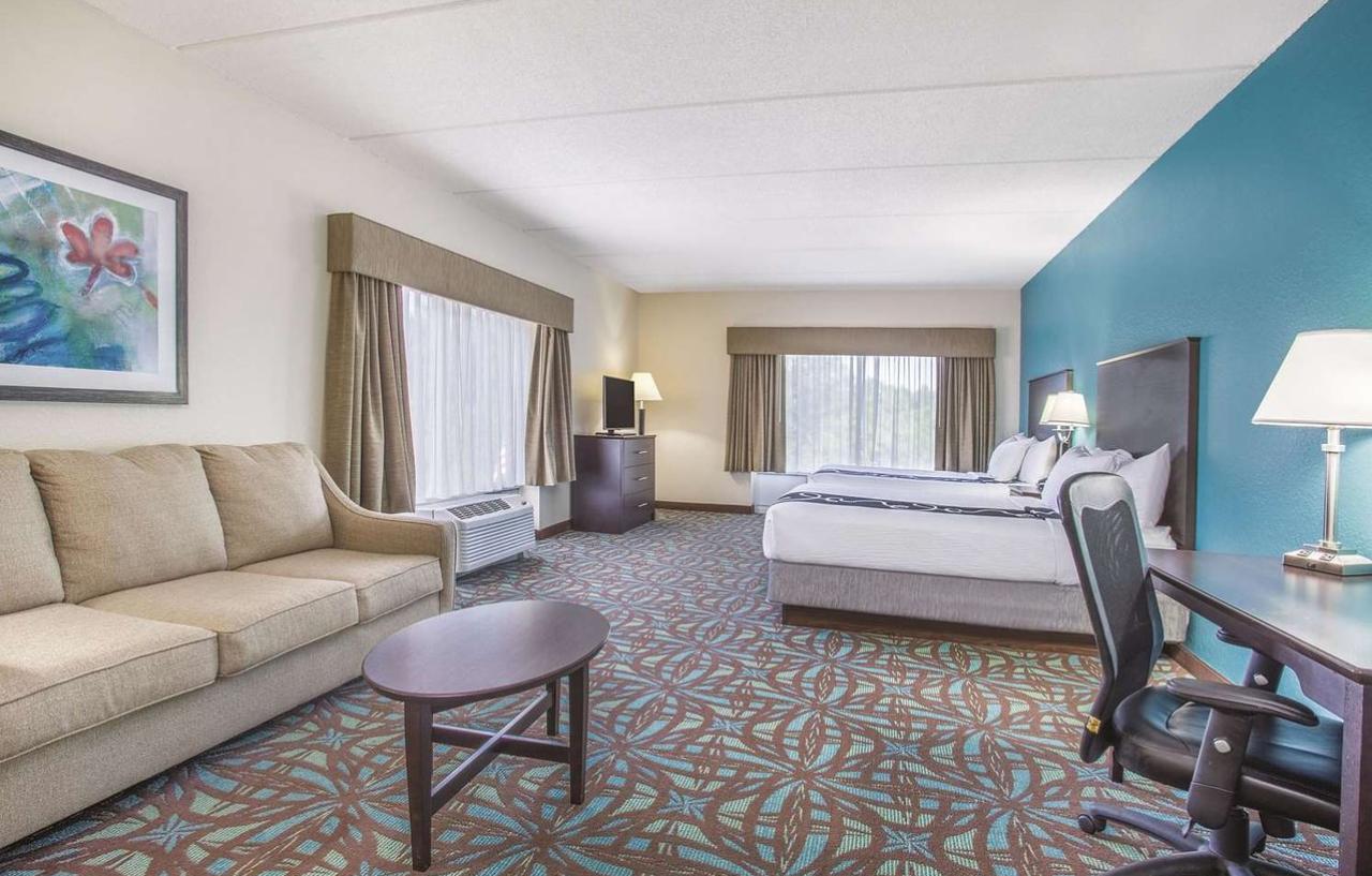 Comfort Inn & Suites Sarasota I75 The Meadows Exterior photo